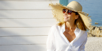 Mujer al sol con gafas de sol y sombrero